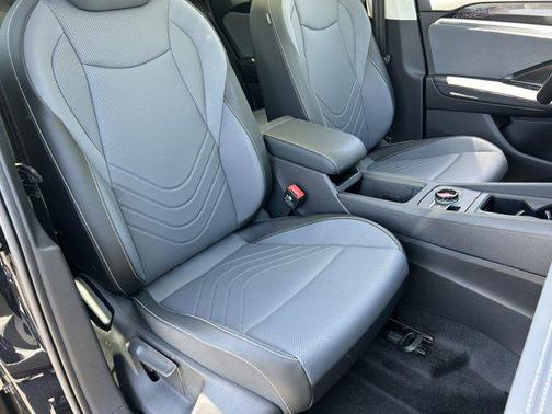 Deep Black Pearl 2026 Volkswagen Tiguan 2.0T SE 4MOTION