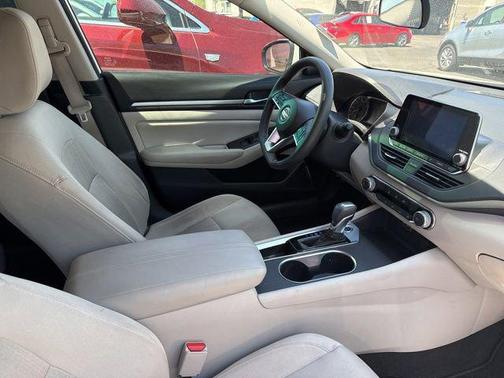 Pearl White Tricoat 2022 Nissan Altima 2.5 SV