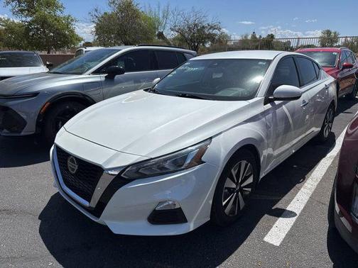 Pearl White Tricoat 2022 Nissan Altima 2.5 SV