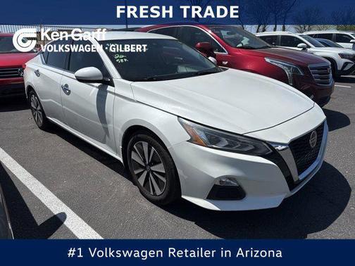 Pearl White Tricoat 2022 Nissan Altima 2.5 SV