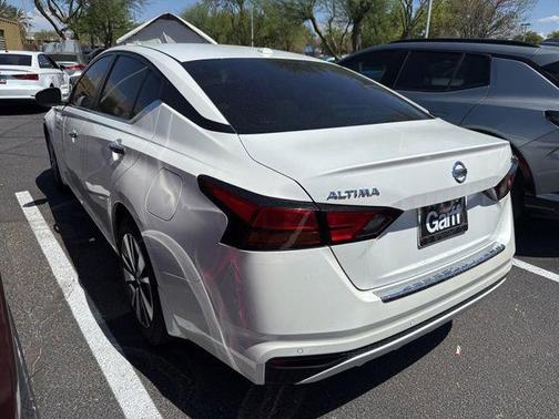 Pearl White Tricoat 2022 Nissan Altima 2.5 SV