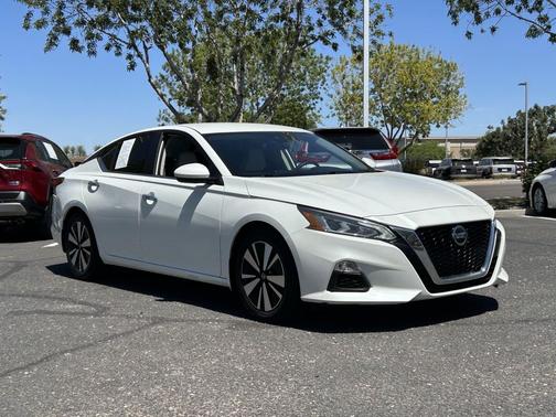 Pearl White Tricoat 2022 Nissan Altima 2.5 SV