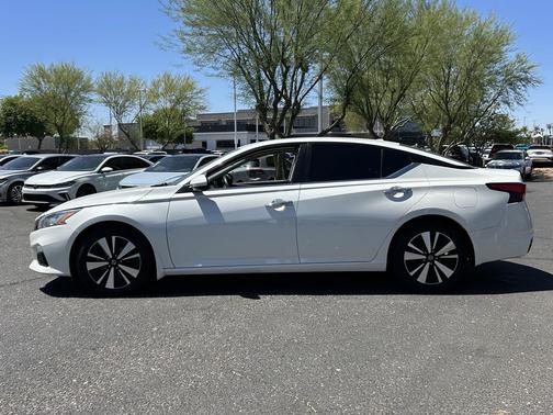 Pearl White Tricoat 2022 Nissan Altima 2.5 SV