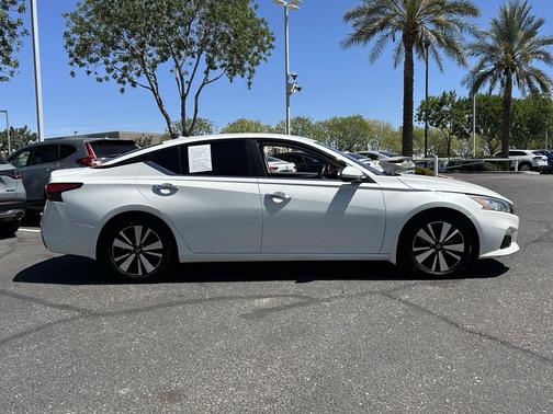Pearl White Tricoat 2022 Nissan Altima 2.5 SV