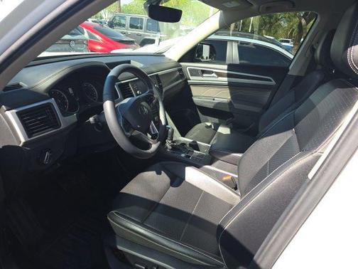 Pure White 2021 Volkswagen Atlas 3.6L SE w/Technology