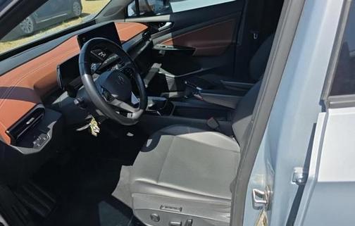 Scale Silver Metallic/Black Roof 2022 Volkswagen ID.4 Pro S