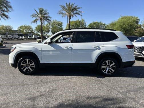 Pure White 2022 Volkswagen Atlas 2.0T SE