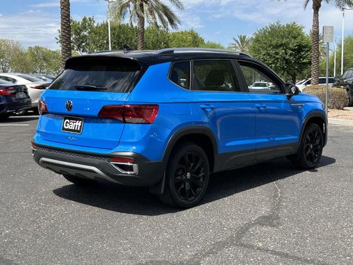 Cornflower Blue w/Deep Black Roof 2024 Volkswagen Taos 1.5T SE