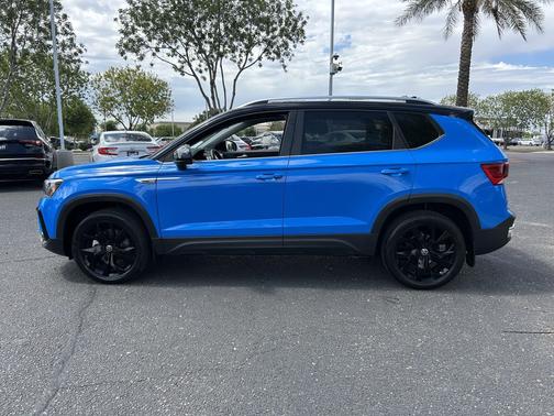 Cornflower Blue w/Deep Black Roof 2024 Volkswagen Taos 1.5T SE