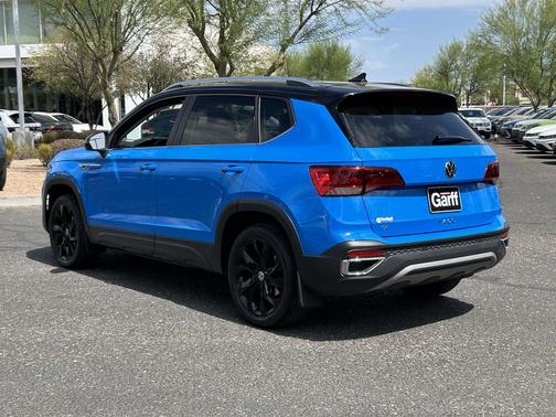 Cornflower Blue w/Deep Black Roof 2024 Volkswagen Taos 1.5T SE