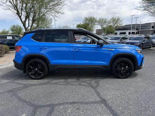 Cornflower Blue w/Deep Black Roof 2024 Volkswagen Taos 1.5T SE