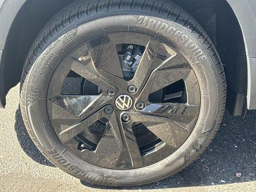 Pure White 2026 Volkswagen Taos SE