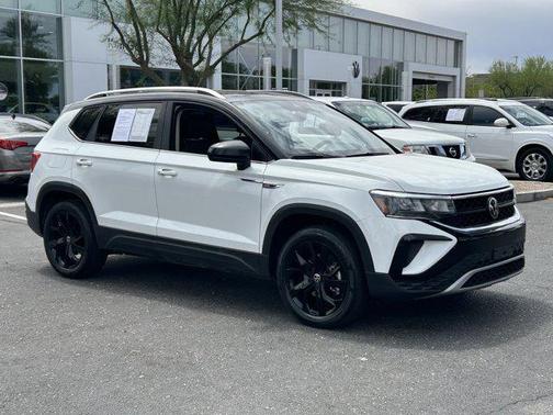 White 2023 Volkswagen Taos 1.5T SE