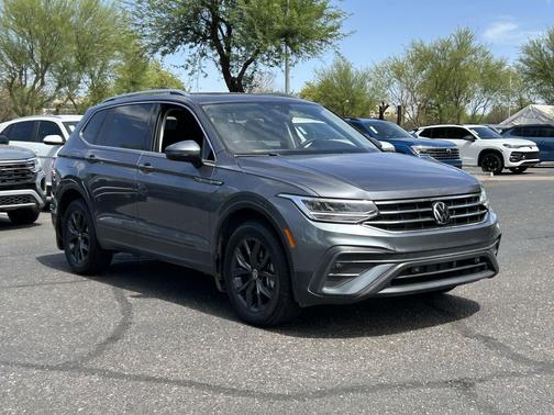 Platinum Gray Metallic 2024 Volkswagen Tiguan 2.0T SE