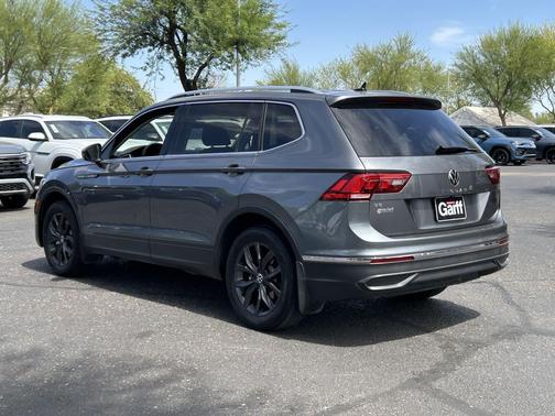 Platinum Gray Metallic 2024 Volkswagen Tiguan 2.0T SE