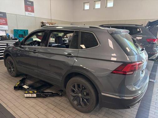 Platinum Gray Metallic 2024 Volkswagen Tiguan 2.0T SE