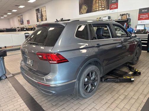 Platinum Gray Metallic 2024 Volkswagen Tiguan 2.0T SE
