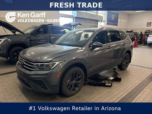 Platinum Gray Metallic 2024 Volkswagen Tiguan 2.0T SE