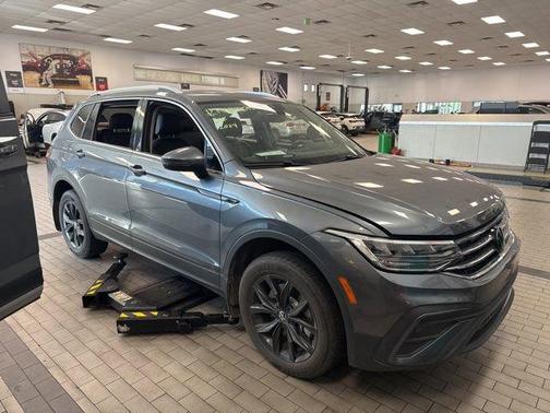Platinum Gray Metallic 2024 Volkswagen Tiguan 2.0T SE