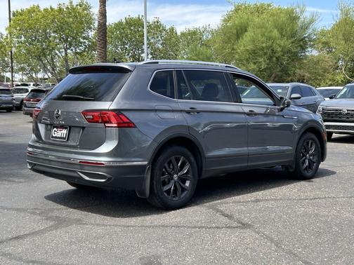 Platinum Gray Metallic 2024 Volkswagen Tiguan 2.0T SE