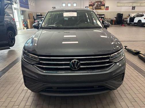 Platinum Gray Metallic 2024 Volkswagen Tiguan 2.0T SE