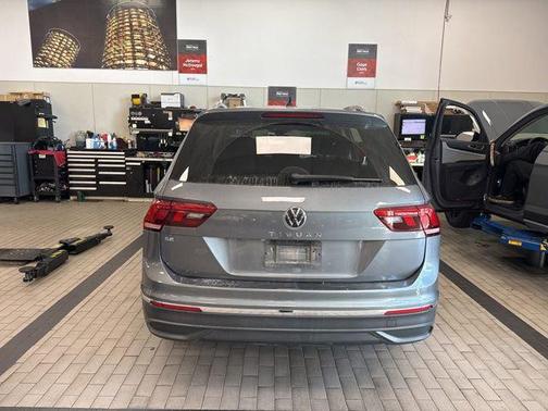 Platinum Gray Metallic 2024 Volkswagen Tiguan 2.0T SE