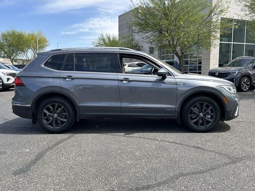 Platinum Gray Metallic 2024 Volkswagen Tiguan 2.0T SE