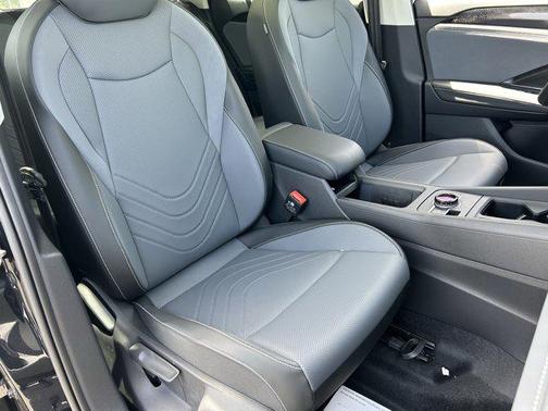 Deep Black Pearl 2026 Volkswagen Tiguan 2.0T SE 4MOTION