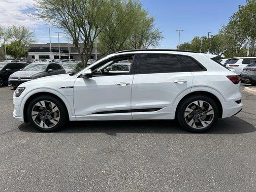 Glacier White Metallic 2021 Audi e-tron Premium