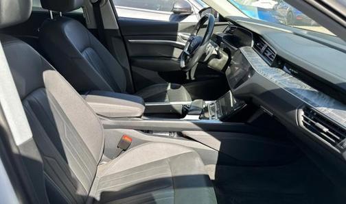 Glacier White Metallic 2021 Audi e-tron Premium
