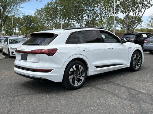Glacier White Metallic 2021 Audi e-tron Premium