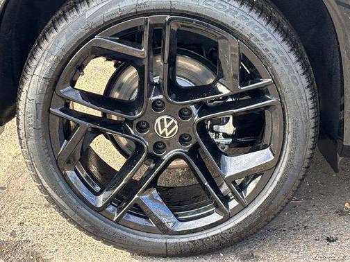 Platinum Gray Metallic 2026 Volkswagen Tiguan 2.0T SE R-Line Black
