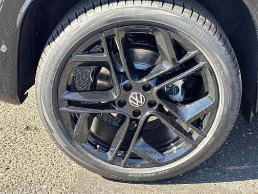 Platinum Gray Metallic 2026 Volkswagen Tiguan 2.0T SE R-Line Black