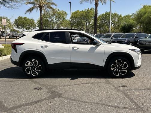 Summit White 2024 Chevrolet Trax FWD 2RS