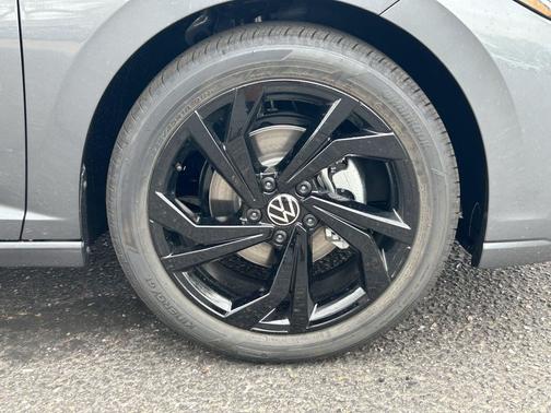 Platinum Gray Metallic 2026 Volkswagen Jetta 1.4T SE