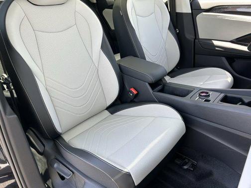 Deep Black Pearl 2026 Volkswagen Tiguan 2.0T SE