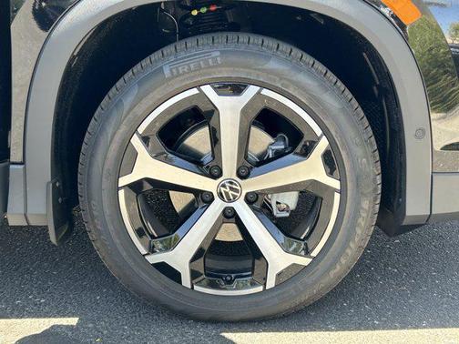Deep Black Pearl 2026 Volkswagen Tiguan 2.0T SE