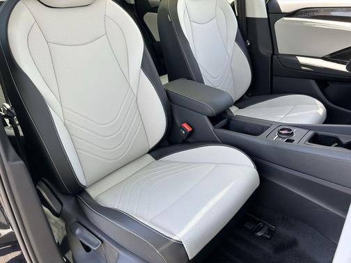 Deep Black Pearl 2026 Volkswagen Tiguan 2.0T SE