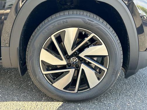 Deep Black Pearl 2026 Volkswagen Atlas 2.0T SE w/Technology 4MOTION