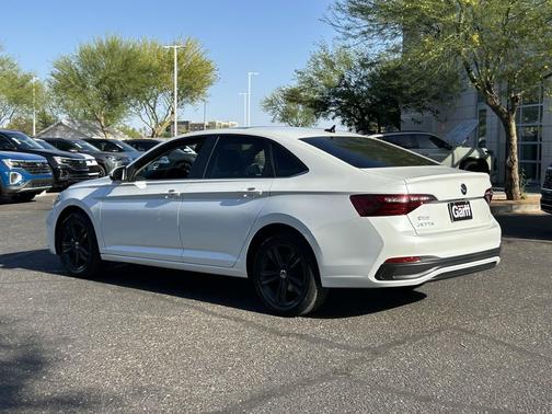White Pearl 2022 Volkswagen Jetta 1.5T SE