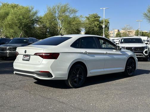 White Pearl 2022 Volkswagen Jetta 1.5T SE