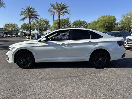 White Pearl 2022 Volkswagen Jetta 1.5T SE