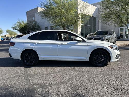 White Pearl 2022 Volkswagen Jetta 1.5T SE