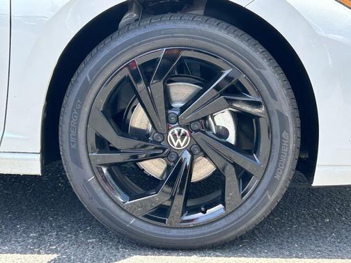 Opal White Pearl 2026 Volkswagen Jetta 1.4T SE