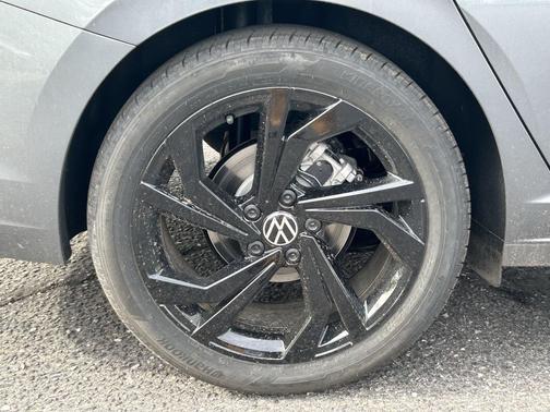 Platinum Gray Metallic 2026 Volkswagen Jetta 1.4T SE