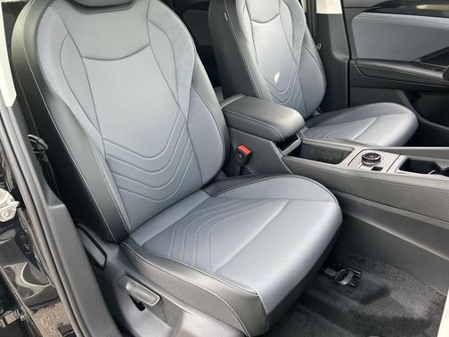 Deep Black Pearl 2026 Volkswagen Tiguan 2.0T SE