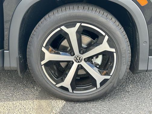 Deep Black Pearl 2026 Volkswagen Tiguan 2.0T SE