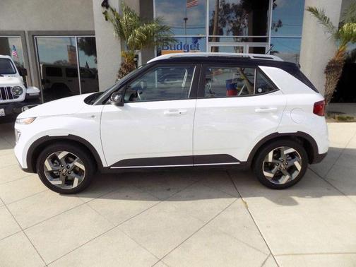 Lunar White w/Black Roof 2025 Hyundai VENUE Limited