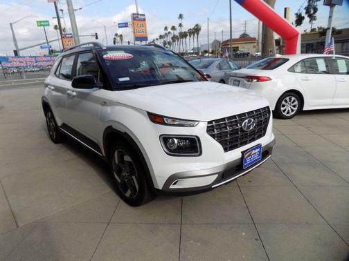 Lunar White w/Black Roof 2025 Hyundai VENUE Limited