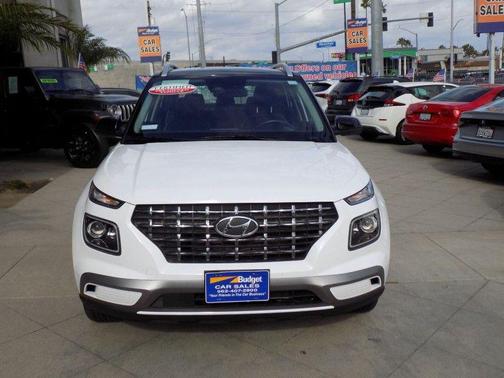 Lunar White w/Black Roof 2025 Hyundai VENUE Limited